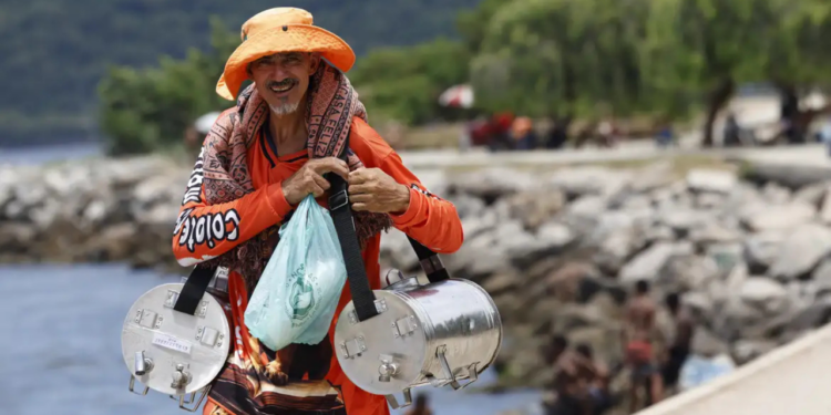 O Rio de Janeiro registra calor intenso durante o Carnaval, com máximas de até 40 °C e alerta Nível 3 do Sistema Alerta Rio. Secretaria de Saúde orienta cuidados e hidratação.