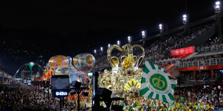 Rio de Janeiro deve receber cerca de 8 milhões de pessoas no Carnaval. Aeroportos, Rodoviária Novo Rio e Ponte Rio-Niterói terão operação especial para atender alta demanda.
