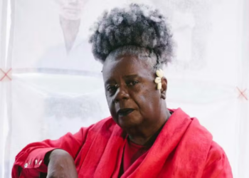 Império Serrano homenageia a escritora Conceição Evaristo no Carnaval do Rio, celebrando suas obras sobre racismo, desigualdade e experiências da mulher negra.