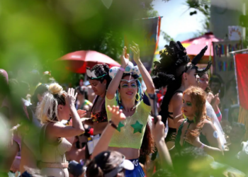 Bloco da Não Violência Contra Mulher promove ação de conscientização no Carnaval do Rio, com divulgação do Disque 180 e mobilização de agremiações no Centro.