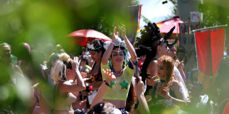 Bloco da Não Violência Contra Mulher promove ação de conscientização no Carnaval do Rio, com divulgação do Disque 180 e mobilização de agremiações no Centro.