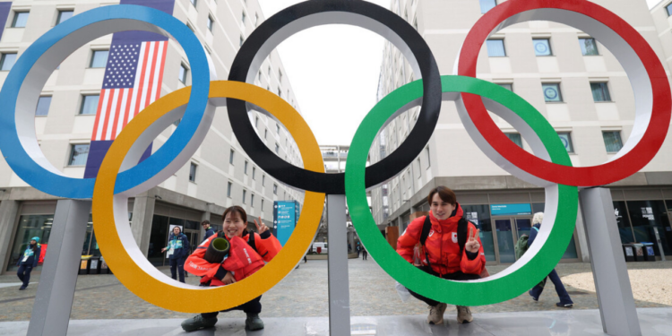 Preservativos distribuídos nas vilas dos Jogos Olímpicos de Inverno Milão-Cortina 2026 acabam em três dias. Comitê confirma reposição e reforça tradição iniciada em Seul 1988.