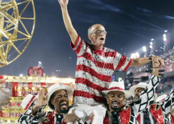 O Desfile das Campeãs do Carnaval 2026 acontece neste sábado na Sapucaí, com as seis primeiras colocadas, incluindo a grande campeã Viradouro, celebrando a cultura das escolas de samba.