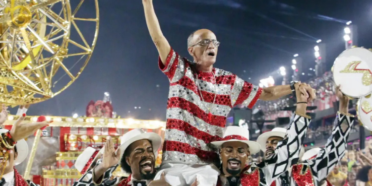 O Desfile das Campeãs do Carnaval 2026 acontece neste sábado na Sapucaí, com as seis primeiras colocadas, incluindo a grande campeã Viradouro, celebrando a cultura das escolas de samba.