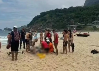 Um acidente com asa-delta na Praia de São Conrado, no Rio, resultou na morte de um homem e deixou uma mulher em estado grave. Caso é investigado pela Polícia Civil.