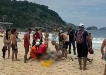 Uma asa-delta caiu na manhã deste sábado na Praia de São Conrado, Zona Sul do Rio de Janeiro, provocando a morte de duas pessoas. Equipes de resgate atuaram no local e perícia investiga causas.
