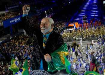 Em coletiva em Nova Deli, Lula esclarece polêmica de ala “neoconservadores em conserva” e reforça que homenagem no Carnaval teve caráter pessoal, sem relação ideológica.