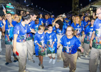 Embaixadores da Alegria abre o Desfile das Campeãs 2026 na Sapucaí celebrando 20 anos de inclusão, diversidade e representatividade da saúde mental no Carnaval do Rio.