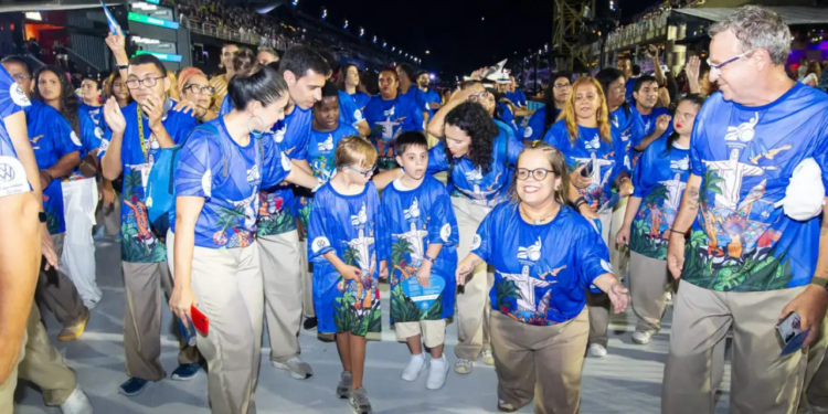 Embaixadores da Alegria abre o Desfile das Campeãs 2026 na Sapucaí celebrando 20 anos de inclusão, diversidade e representatividade da saúde mental no Carnaval do Rio.
