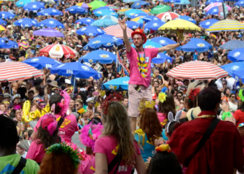 Durante o Carnaval de 2026, o Brasil registrou 17% mais turistas internacionais que no ano anterior, com Rio de Janeiro recebendo 110 mil visitantes e gerando 67 milhões de dólares em receita.