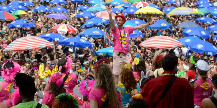 Durante o Carnaval de 2026, o Brasil registrou 17% mais turistas internacionais que no ano anterior, com Rio de Janeiro recebendo 110 mil visitantes e gerando 67 milhões de dólares em receita.