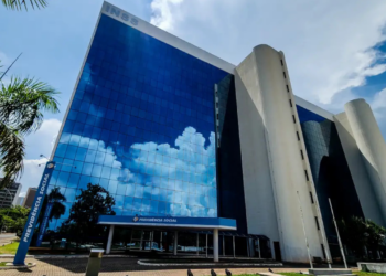 Parlamentares avaliam pedidos de quebra de sigilo e ouvem empresários e autoridades em investigação sobre fraudes previdenciárias.