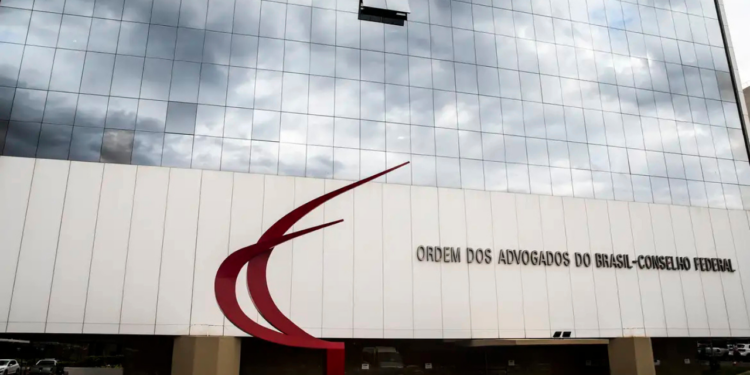 A OAB enviou ofício ao presidente do STF, Edson Fachin, solicitando o encerramento ou delimitação de investigações prolongadas, como o inquérito das fake news, citando impactos na segurança jurídica e no exercício profissional.