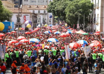 Governo do Rio divulga balanço do Carnaval 2026 com redução de 43,5% nos crimes contra turistas e queda nos furtos e roubos. Operação resultou em 731 prisões e reforço na segurança.