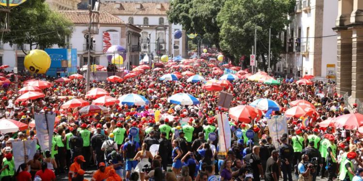 Governo do Rio divulga balanço do Carnaval 2026 com redução de 43,5% nos crimes contra turistas e queda nos furtos e roubos. Operação resultou em 731 prisões e reforço na segurança.