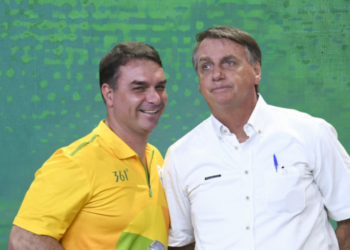 Flávio Bolsonaro fez apelo público por apoio à sua pré-candidatura à Presidência e chamou atenção ao usar linguagem inclusiva em postagem na rede X.