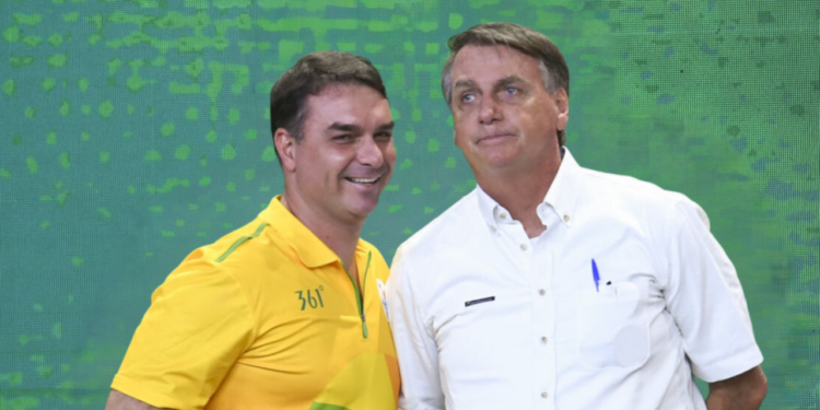 Flávio Bolsonaro fez apelo público por apoio à sua pré-candidatura à Presidência e chamou atenção ao usar linguagem inclusiva em postagem na rede X.