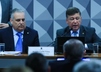 Presidente da CPMI do INSS, Carlos Viana anuncia recurso contra decisão do ministro André Mendonça que desobrigou Daniel Vorcaro de prestar depoimento. Comissão apura descontos indevidos em benefícios.