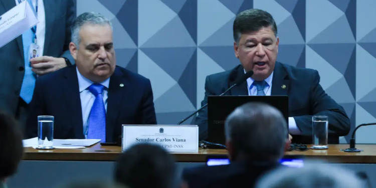 Presidente da CPMI do INSS, Carlos Viana anuncia recurso contra decisão do ministro André Mendonça que desobrigou Daniel Vorcaro de prestar depoimento. Comissão apura descontos indevidos em benefícios.