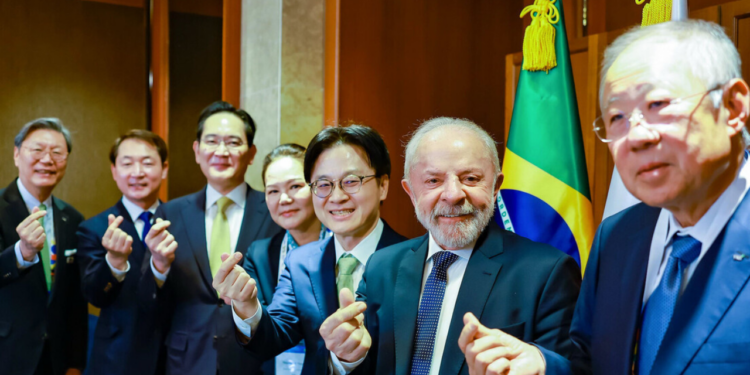 No Fórum Empresarial Brasil-Coreia do Sul, Lula discutiu expansão de investimentos, geração de empregos e novos lançamentos espaciais com empresas sul-coreanas, fortalecendo a cooperação bilateral.