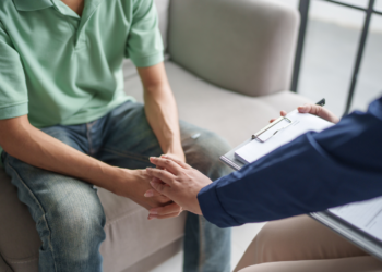 O Proaps capacita enfermeiros e agentes de saúde para acolher pacientes com transtornos leves e moderados, com supervisão de psicólogos e psiquiatras, contribuindo para a ampliação do atendimento em saúde mental no SUS.