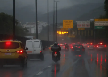  Chuvas fortes no Rio de Janeiro causam alagamentos, lentidão no trânsito e afetam transporte público; Defesa Civil mantém alerta e moradores são desalojados.