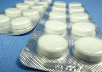 Autoridades europeias alertam sobre o “desafio do paracetamol”, que envolve ingestão excessiva do medicamento por adolescentes, com risco de insuficiência hepática e morte.