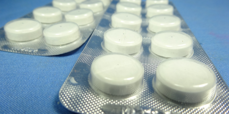 Autoridades europeias alertam sobre o “desafio do paracetamol”, que envolve ingestão excessiva do medicamento por adolescentes, com risco de insuficiência hepática e morte.