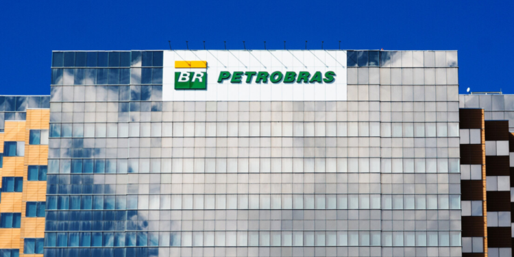 Petrobras volta a liderar ranking das empresas mais valiosas da América Latina ao atingir US$ 100,78 bilhões em valor de mercado e superar o Mercado Livre, segundo dados do Investing.com.