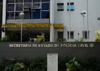 A Polícia Civil do Rio de Janeiro prendeu 417 suspeitos em operação contra roubo de veículos, cargas e milícias. A ação atingiu líderes, executores e receptadores ligados a facções criminosas.