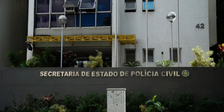 A Polícia Civil do Rio de Janeiro prendeu 417 suspeitos em operação contra roubo de veículos, cargas e milícias. A ação atingiu líderes, executores e receptadores ligados a facções criminosas.