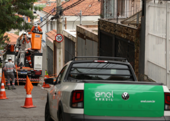 A Enel divulgou plano estratégico de R$ 322 bilhões para 2026-2028, com foco em Europa e América do Norte; operação em São Paulo enfrenta críticas após apagões e multas milionárias.