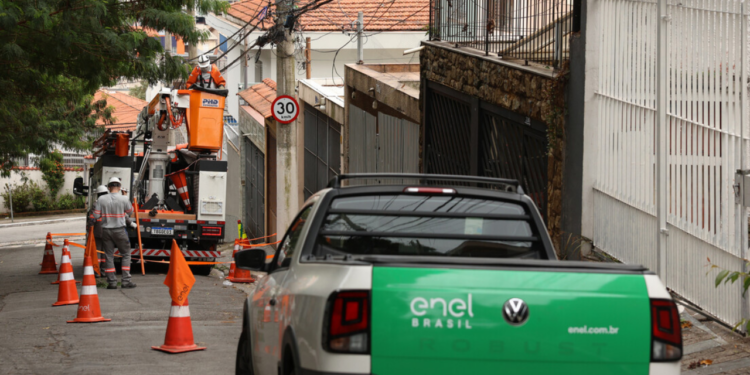 A Enel divulgou plano estratégico de R$ 322 bilhões para 2026-2028, com foco em Europa e América do Norte; operação em São Paulo enfrenta críticas após apagões e multas milionárias.