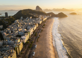Homem argentino teve prisão convertida em preventiva após atacar mulher em Copacabana, causando ferimentos graves. Caso está sob investigação da Polícia Civil e chocou a comunidade local.