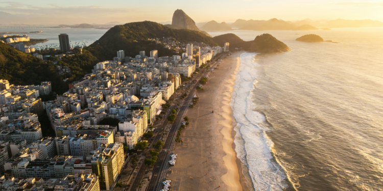 Homem argentino teve prisão convertida em preventiva após atacar mulher em Copacabana, causando ferimentos graves. Caso está sob investigação da Polícia Civil e chocou a comunidade local.