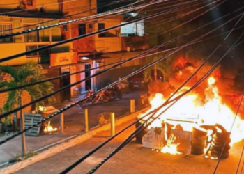 Polícia Militar do Rio deflagra operação no Complexo da Maré com cerca de 200 agentes e dez blindados para combater tráfico e roubos. Armas foram apreendidas e três suspeitos ficaram feridos.