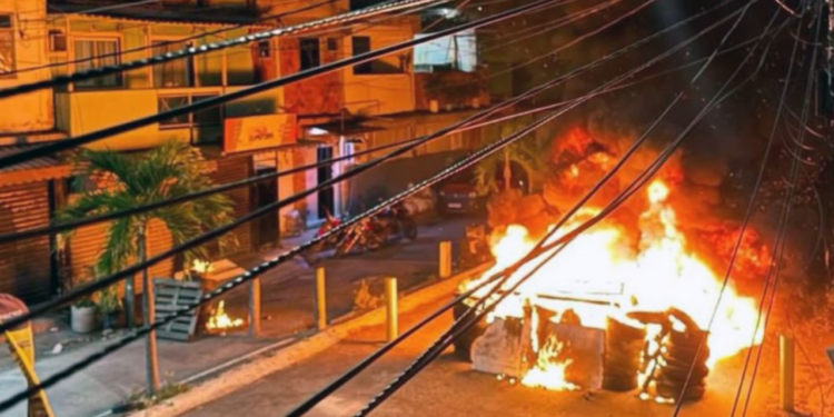 Polícia Militar do Rio deflagra operação no Complexo da Maré com cerca de 200 agentes e dez blindados para combater tráfico e roubos. Armas foram apreendidas e três suspeitos ficaram feridos.