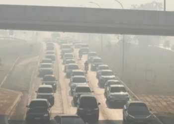 Relatório Anual de Qualidade do Ar 2025 mostra que poluentes como ozônio, NO₂ e MP10 permanecem acima dos limites da OMS, reforçando a necessidade de monitoramento e planos estaduais de controle.