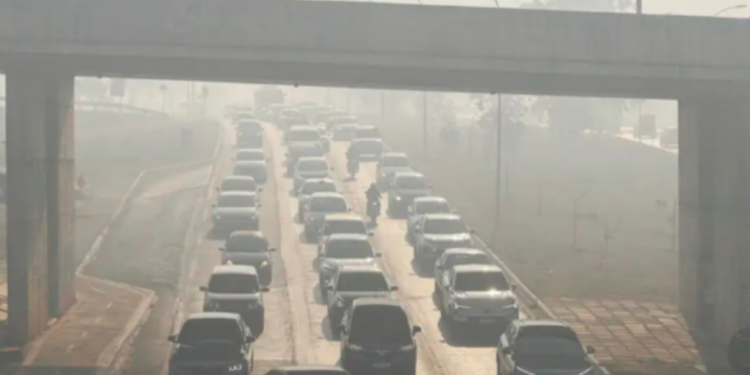 Relatório Anual de Qualidade do Ar 2025 mostra que poluentes como ozônio, NO₂ e MP10 permanecem acima dos limites da OMS, reforçando a necessidade de monitoramento e planos estaduais de controle.