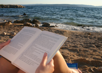 Projeto Leituraço no Caribrejo transforma a Praia do Flamengo em ponto de encontro literário com empréstimo de livros, autores convidados e atividades culturais.