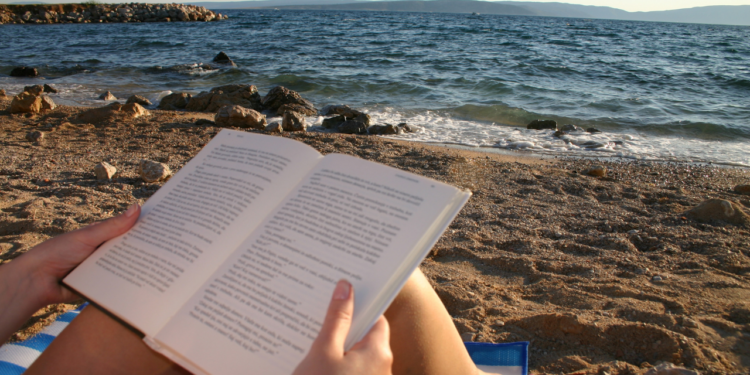 Projeto Leituraço no Caribrejo transforma a Praia do Flamengo em ponto de encontro literário com empréstimo de livros, autores convidados e atividades culturais.