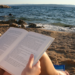 Projeto Leituraço no Caribrejo transforma a Praia do Flamengo em ponto de encontro literário com empréstimo de livros, autores convidados e atividades culturais.