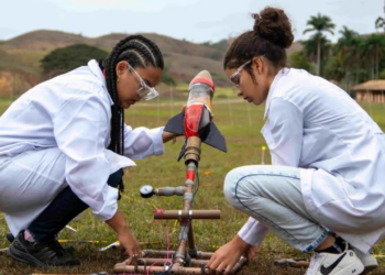 Estudantes do ensino fundamental, médio e superior já podem se inscrever na OBA 2026 e na Olimpíada Brasileira de Foguetes. Prazo vai até 1º de maio e participação é gratuita.