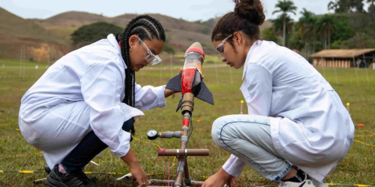 Estudantes do ensino fundamental, médio e superior já podem se inscrever na OBA 2026 e na Olimpíada Brasileira de Foguetes. Prazo vai até 1º de maio e participação é gratuita.