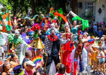 Rio de Janeiro terá 56 blocos oficiais no domingo de carnaval. Riotur estima 6,8 milhões de foliões ao longo da festa e 462 agremiações autorizadas em 2026.