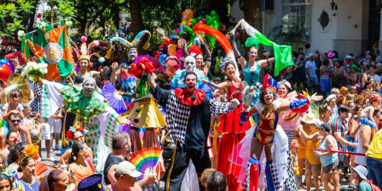 Rio de Janeiro terá 56 blocos oficiais no domingo de carnaval. Riotur estima 6,8 milhões de foliões ao longo da festa e 462 agremiações autorizadas em 2026.