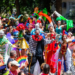 Rio de Janeiro terá 56 blocos oficiais no domingo de carnaval. Riotur estima 6,8 milhões de foliões ao longo da festa e 462 agremiações autorizadas em 2026.