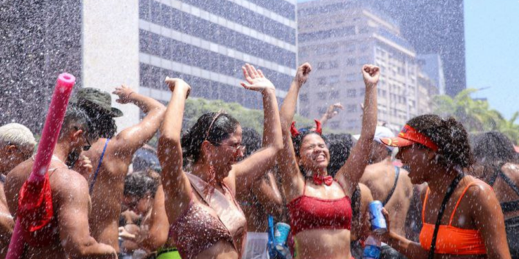 Carnaval pelo Brasil: calor de até 39°C e chuvas em algumas regiões