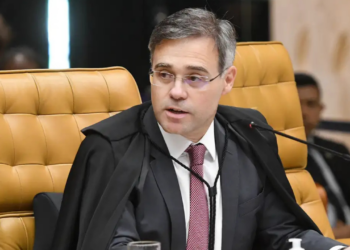 Após assumir relatoria do inquérito sobre fraudes no Banco Master, André Mendonça se reúne com delegados da PF. CPMI do INSS aguarda devolução de documentos sigilosos.