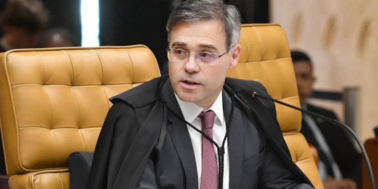 Após assumir relatoria do inquérito sobre fraudes no Banco Master, André Mendonça se reúne com delegados da PF. CPMI do INSS aguarda devolução de documentos sigilosos.